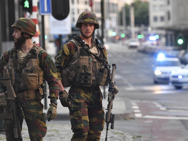 Soldaten sind nach einer Explosion am Brsseler Bahnhof im Einsatz.  | Foto: dpa