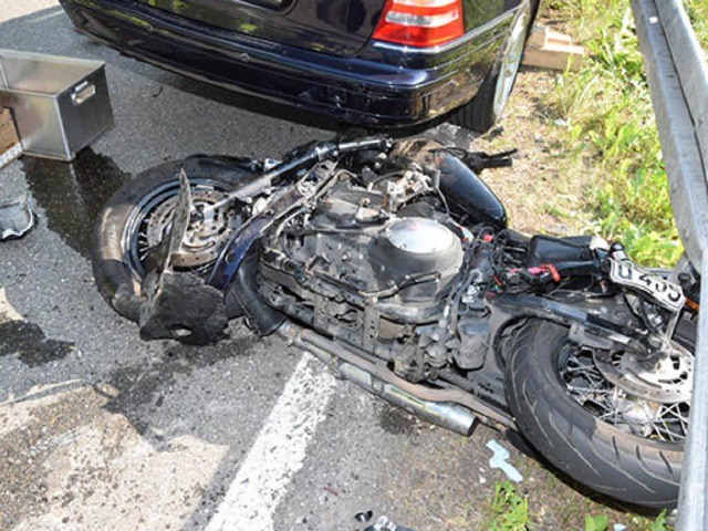 Ein Motorradfahrer ist bei Friedenweiler ums Leben gekommen.  | Foto: Kamera24
