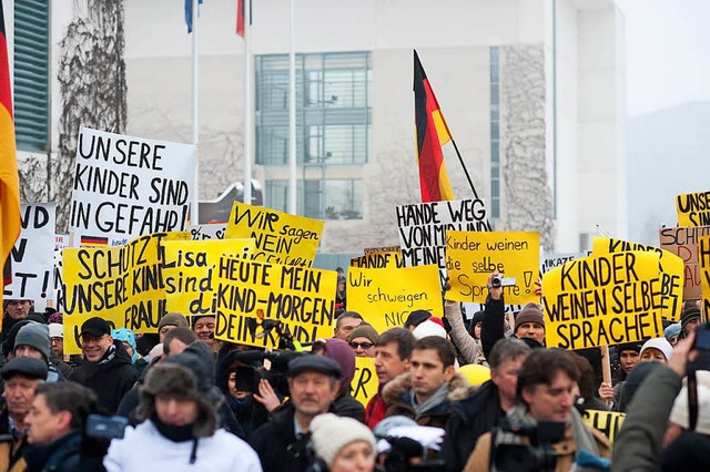 Aufgebrachte Russlanddeutsche demonstrierten 2016 in Berlin.  | Foto: dpa
