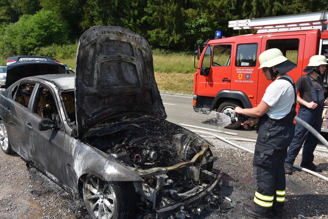 Das Auto hat komische Gerusche von sich gegeben und ist dann in Brand geraten.  | Foto: Heinz Vollmar