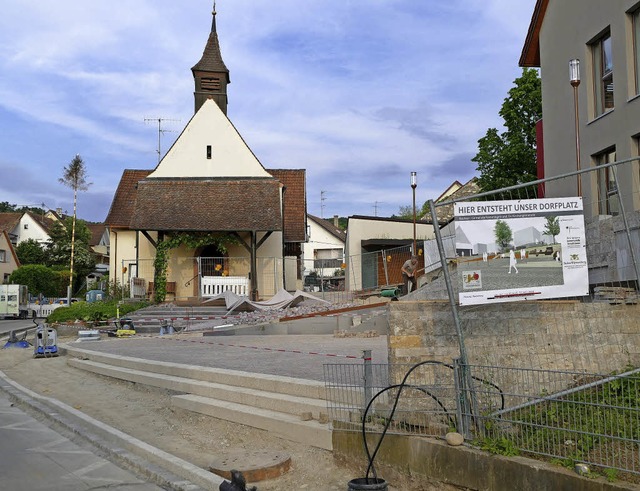 Vor der Kirche entsteht ein neuer Treff.  | Foto: Markus Maier