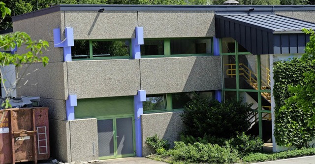 Die Fassade der Ehrenbachhalle mit Bet...eitungen (links) sind schon ausgebaut.  | Foto: Dietmar Noeske