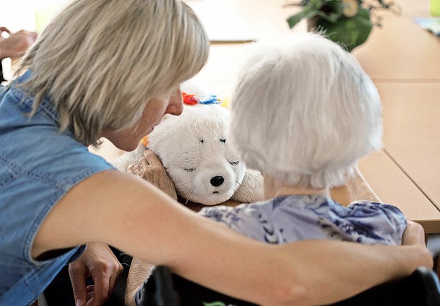 Hilfe fr Pflegebedrftige und Helfer ... Initiative &#8222;Hand in Hand&#8220;  | Foto: David Hecker/DPA