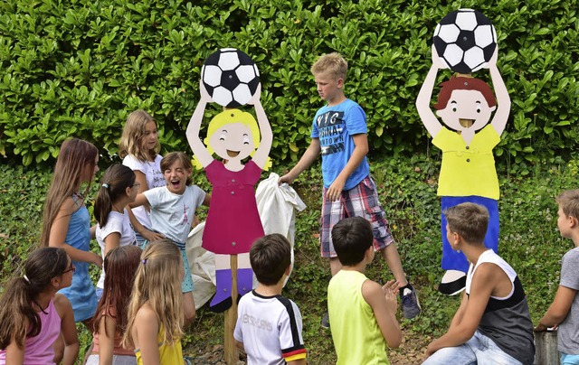 Schler der 4.Klasse der Grundschule W...erheit der gegenber liegenden Schule.  | Foto: Hans Meidhof