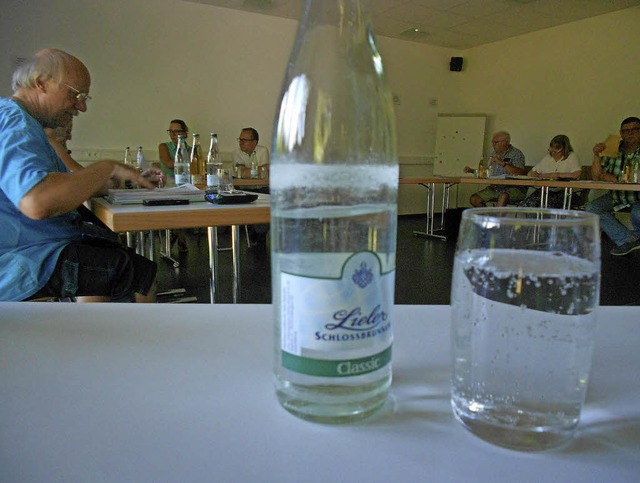 Wasser gab&#8217;s in der   Sitzung di...und Presse, sondern auch fr  Zuhrer.  | Foto: Victoria Langelott