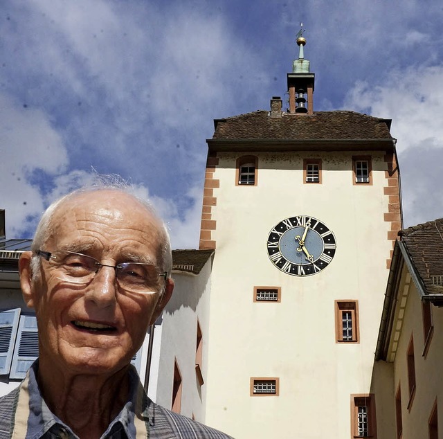 Stadtfhrer Herbert Herrmann vor dem o...lagen im Takt der Zeiger der Turmuhr.   | Foto: Ursula Freudig