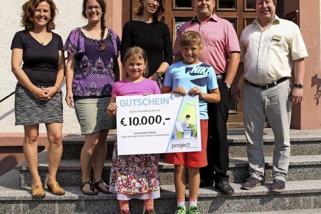 10 000 Euro für neue Schulmöbel