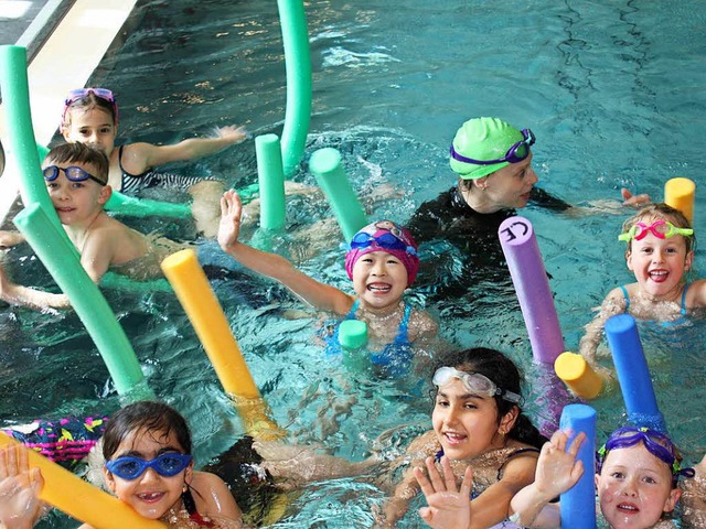 Gundelfinger Vereine bieten  Integrati... anderen Kindern im Becken schwimmen.   | Foto: Archivfoto: Fssler
