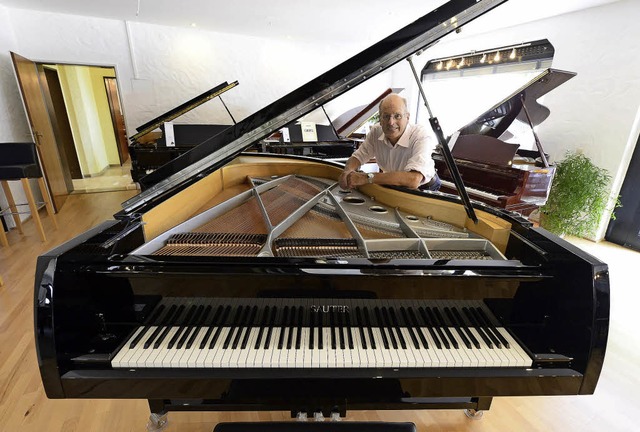 In seinem Geschft hat Klavierbauer An...arunter auch eine ganze Reihe Flgel.   | Foto: Ingo Schneider