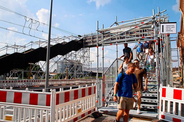 Fr knapp fnf Monate wird eine  Behelfsbrcke ber die Bahngleise fhren.  | Foto: Heidi Foessel