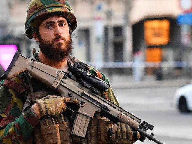 Ein Soldat patrouilliert in Brssel nach dem gescheiterten Angriff.   | Foto: DPA