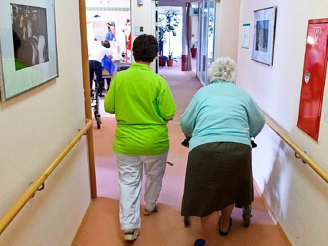 In Altenheimen wohnen immer mehr kranke Menschen, mehr Alte kommen in Kliniken.   | Foto: dpa
