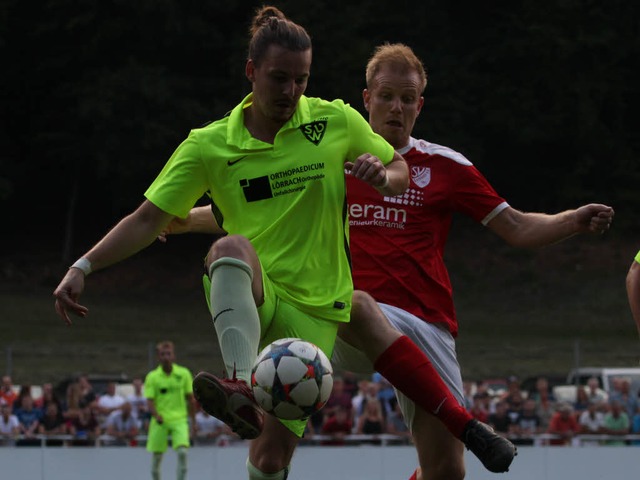 Die Weiler Defensive um Tom Gasenzer (...orjger Frank Arzner nichts anbrennen.  | Foto: Konzok