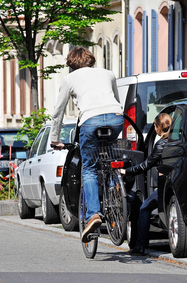 Das kann tdlich enden: Der Radfahrer ...1;  und trgt nicht einmal einen Helm.  | Foto: Ingo Schneider/DPA