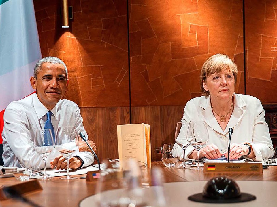 Tagten 2015 vor einer mit Barktex verk...ayern: Angela Merkel und Barack Obama.  | Foto: Michael Kappeler