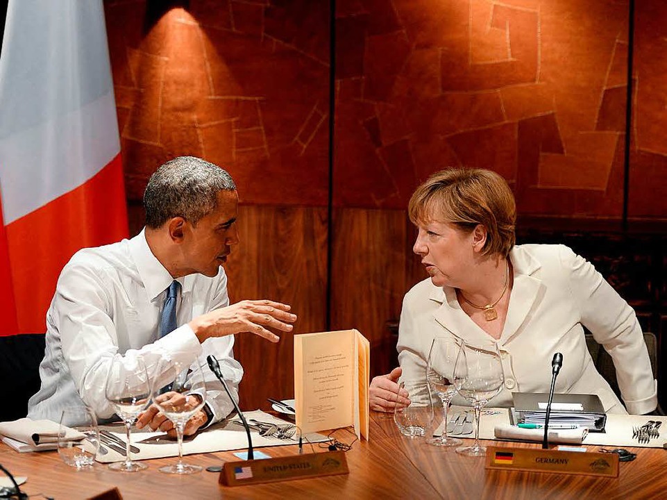 Tagten 2015 vor einer mit Barktex verk...ayern: Angela Merkel und Barack Obama.  | Foto: Robert Michael / Pool