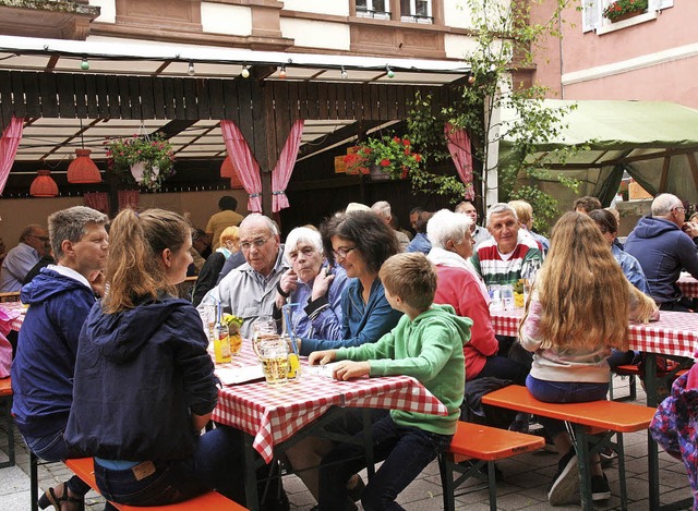 Das gehrt zum Stdtlifest: Nette Leut...keres Essen und erfrischende Getrnke.  | Foto: Jung (2), Weber, Bergmann