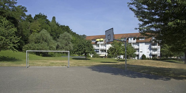Zwischen Sportplatz und Wohnbebauung soll der neue Kindergarten entstehen.   | Foto: Volker Mnch