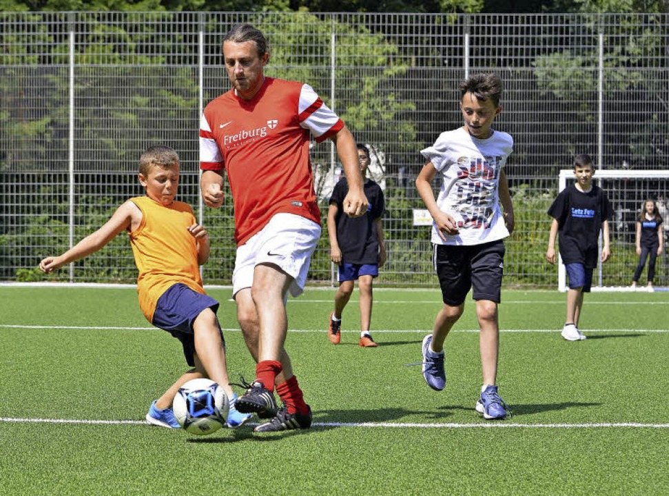 Kicken wie die Profis knnen jetzt Fu... West-Ende der Ferdinand-Wei-Strae.   | Foto: Michael Bamberger