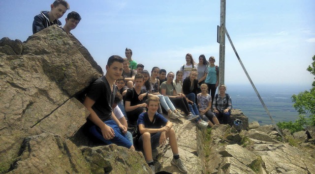 <BZ-FotoAnlauf>Realschule:</BZ-FotoAnl...auf dem Hartmannsweilerkopf im Elsass   | Foto: Schule