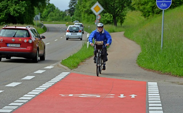 Die rote Markierung &#8211; wie es sie...r besser auf Radfahrer achten lassen.   | Foto: Gallien