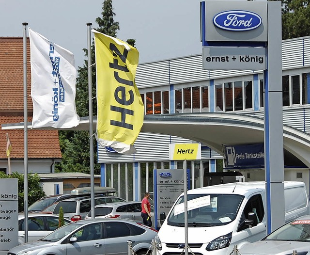 In Haltingen zeigt seit Mrz  auch eine Autovermietung Flagge.    | Foto: Frey