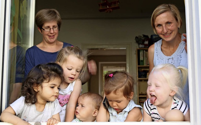 Nicole Briel (links) leitet das &#8222...Kinder in zwei Gruppen betreut werden.  | Foto: Katharina Bartsch