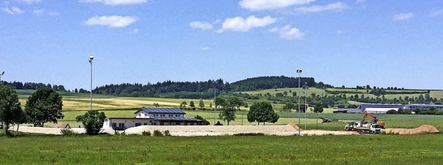 Der alte Sand auf dem Aasener Hartplat...zum Einbau auf dem Spielfeld bereit.    | Foto: Gnter Vollmer