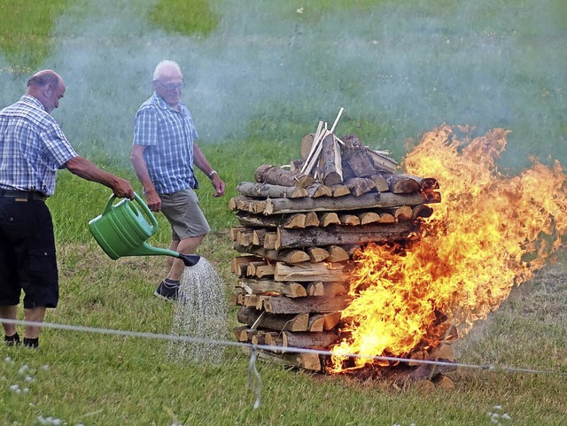 Weithin sichtbar brannte das Sonnwendfeuer am Fu des Niederbergs in Hausen.   | Foto: Hans-Jrgen Hege