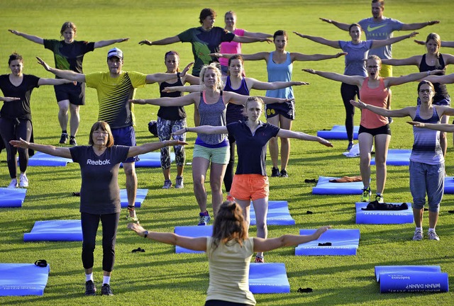 Mehr als 100 Frauen und Mnner kamen zum Frhsport ins PTSV-Stadion.   | Foto: michael bamberger