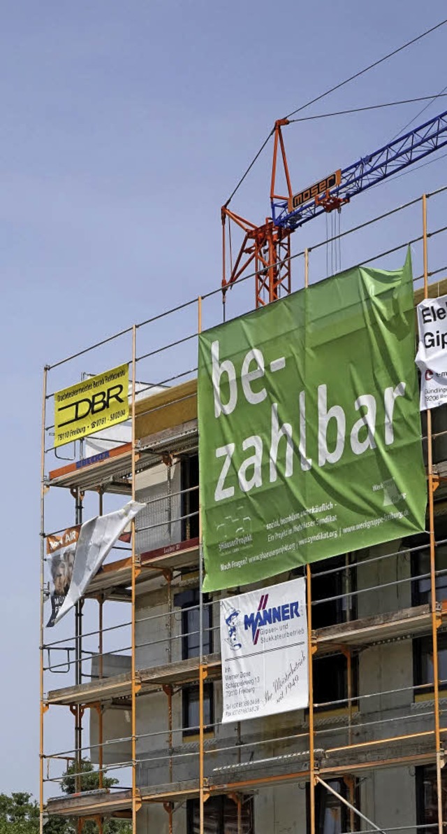 &#8222;Bezahlbar&#8220; sind neue Wohn...rbebanner an einem Neubau in Freiburg.  | Foto: Rita Reiser