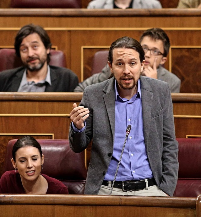 Linkspopulist Pablo Iglesias,  Grnder...os, spricht  im spanischen Parlament.   | Foto: DPA