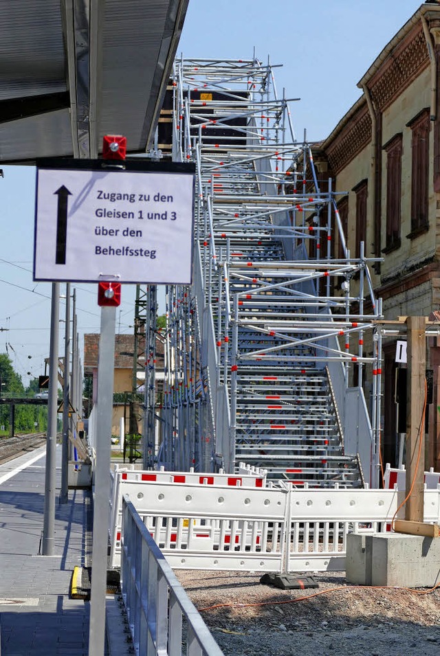 Die Behelfsbrcke ist bei Bahnkunden Gegenstand der Kritik.   | Foto: Christian Kramberg