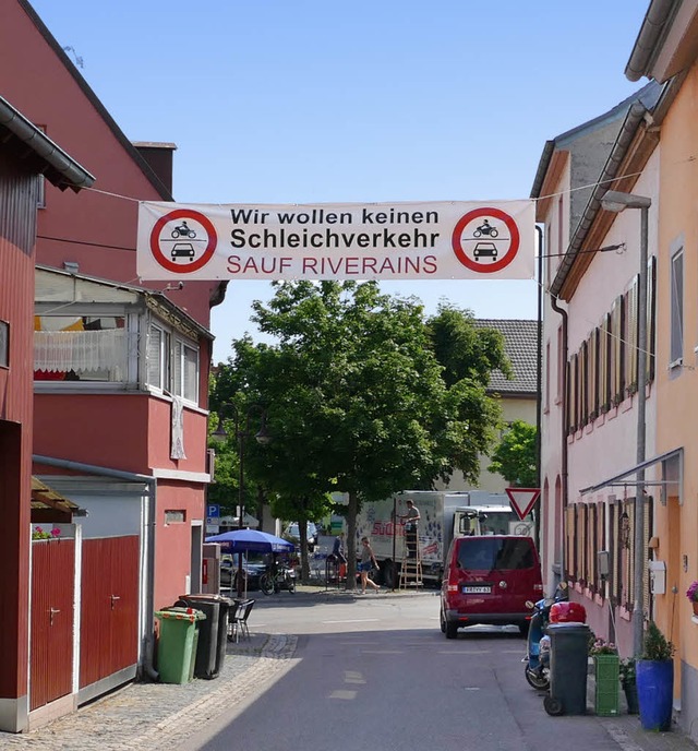 Mit einem Banner in der Ziegelhofgasse...sie den Durchgangsverkehr satt haben.   | Foto: Burkart