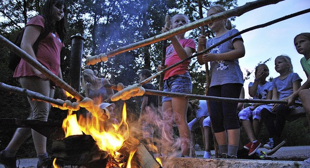 Im Wald ber dem Lagerfeuer Stockbrot ...ht Spa, kann aber gefhrlich werden.   | Foto: Ralph Fautz