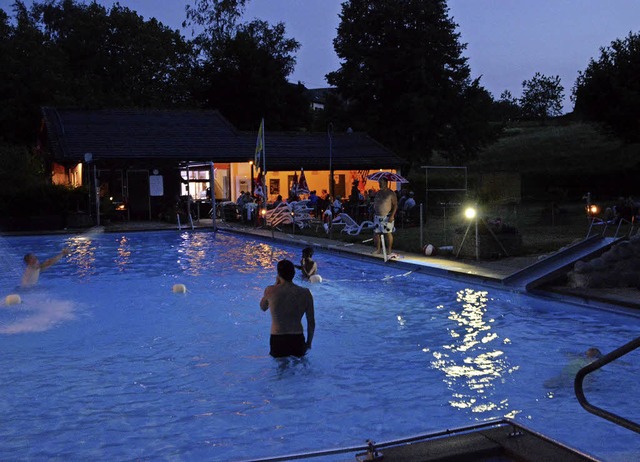 Romantische Atmosphre bei &#8222;Schw...in Flammen&#8220; im Hhenschwimmbad.   | Foto: Edgar Steinfelder