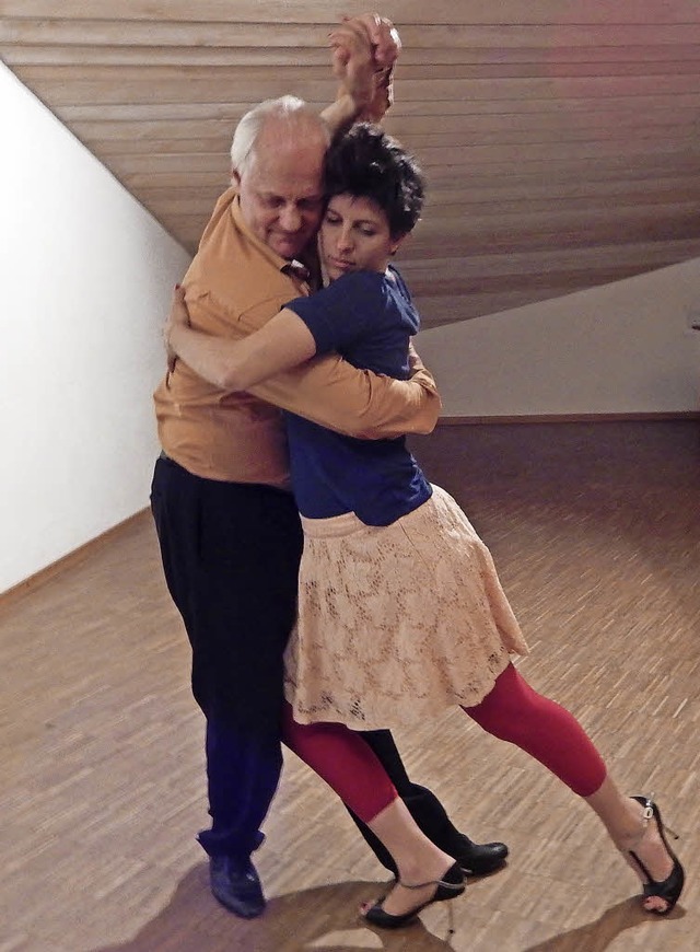 Die Tanzlehrer Mathis Reichel und Amal...n die Kunst des Tango Argentino  ein.   | Foto: Katharina Mass