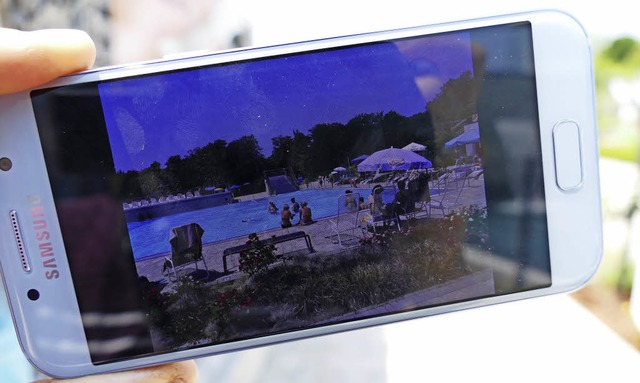 Nicht gerne gesehen: Fotografieren mit dem Smartphone am Beckenrand  | Foto: Bischoff