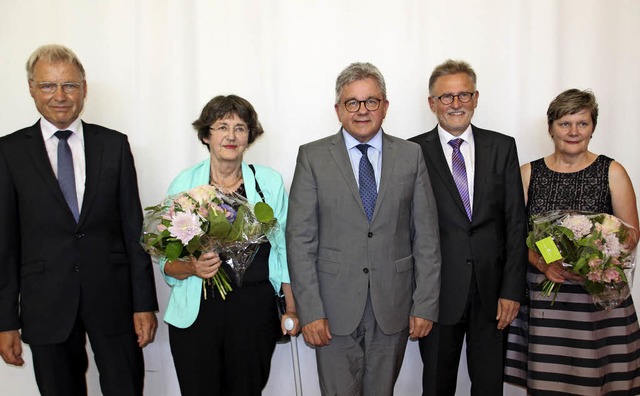Justizminister Gudio Wolf (Mitte) vera...rau Waltraud Lorenz) in sein Amt ein.   | Foto: Oldenburg