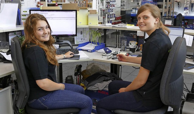 Anastasia Haby (links) und Lucie Roett... Lahrer Unternehmen Schwarzwald Eisen   | Foto: S. Hesser