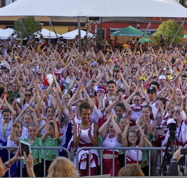 Zauberhafte Stimmung auf dem Marktplat...eine gemeinsame Choreographie zeigen.   | Foto: Ralf Burgmaier