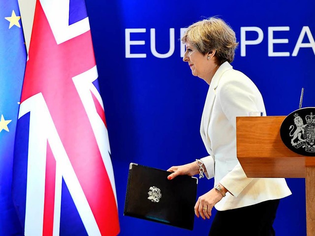 Theresa May verlsst das Rednerpult nach einer Pressekonferenz in Brssel.  | Foto: AFP