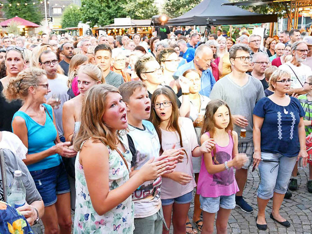 Riesen-Stimmung mit groer Show bei der ersten BK-City-Hit-Night auf dem Lammplatz in Bad Krozingen. Fabrizio Levita & Friends feat. Vanessa Iraci heizten bis weit in die Nacht auf Samstag ein.