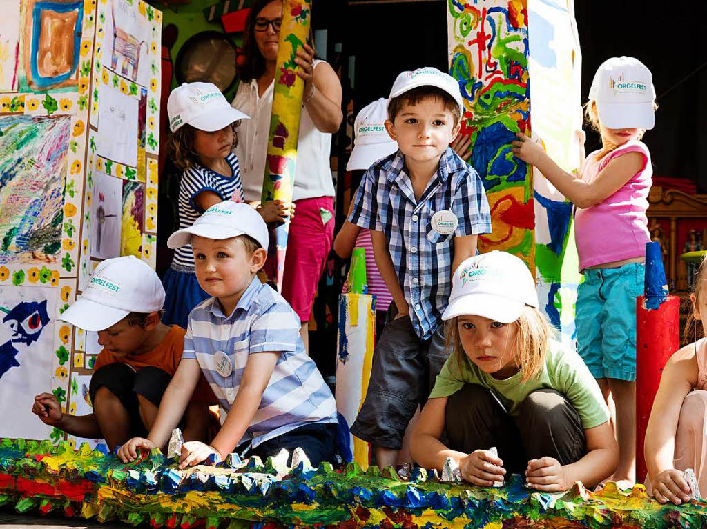 Die Kinder des Kindergartens St. Vinzenz stellen ihre selbst aus Papier gebaute Orgel vor.
