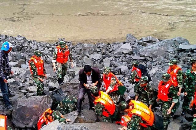 Erdrutsch begräbt Dorf in Südwestchina