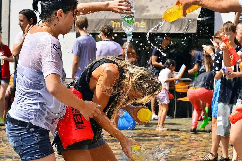 Wasserschlacht auf dem Augustinerplatz: Die Munition stammte auch in diesem Jahr aus dem Bächle. (Foto: Daniel Thoma) Wasserschlacht auf dem Augustinerplatz: Die Munition stammte auch in diesem Jahr aus dem Bächle. (Foto: Daniel Thoma)