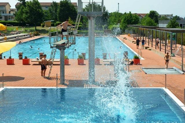 So khlen sich die Menschen im Lrracher Parkschwimmbad ab