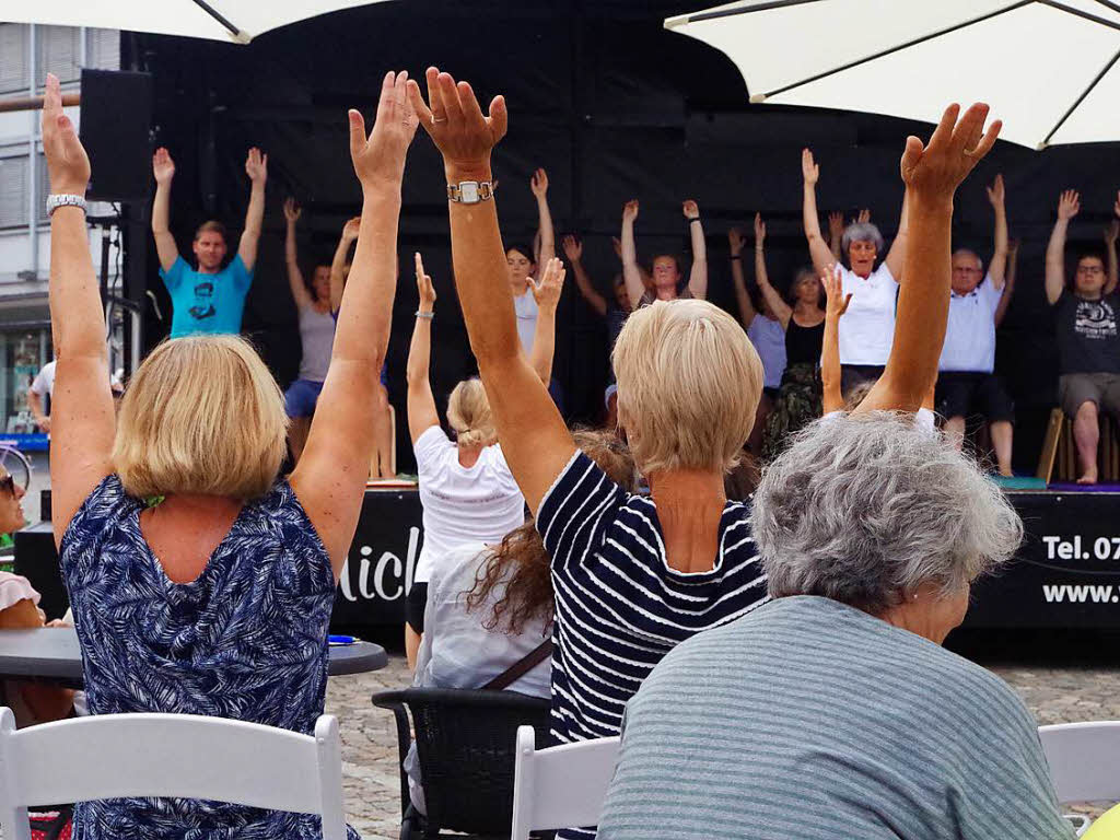 Emmendingen entspannt sich beim Street-Yoga. Emmendingen entspannt sich beim Street-Yoga.