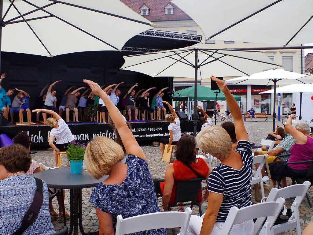 Emmendingen entspannt sich beim Street-Yoga. Emmendingen entspannt sich beim Street-Yoga.