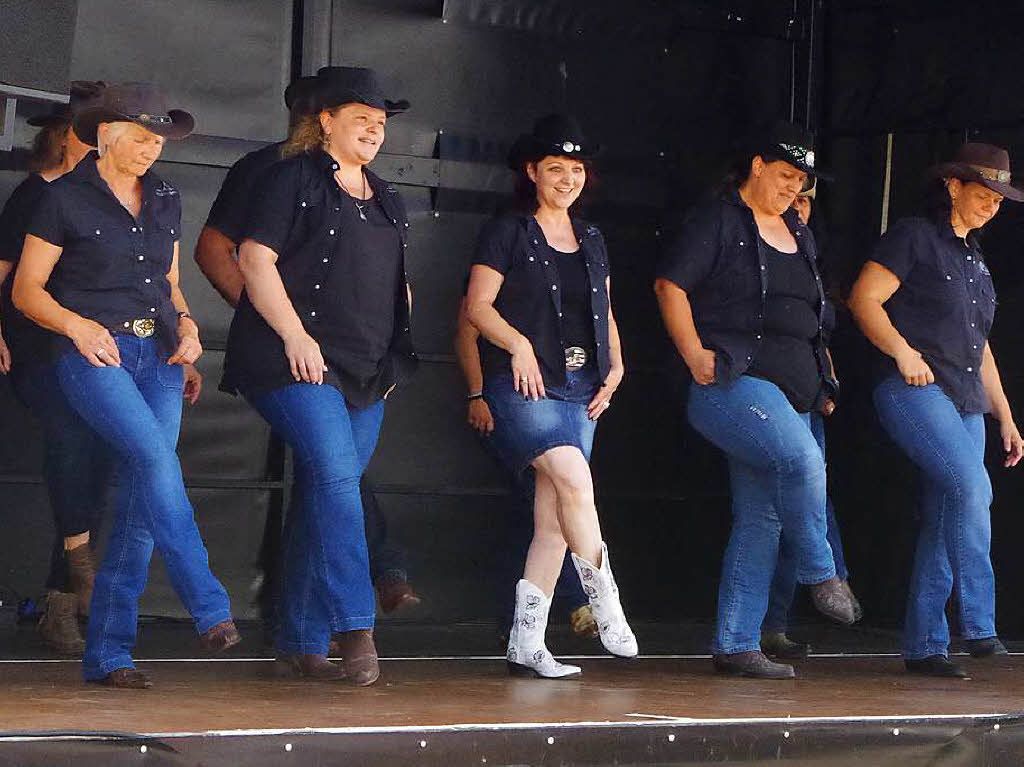 Die Village Jumpers zeigten Line Dance auf der Bühne. Die Village Jumpers zeigten Line Dance auf der Bühne.
